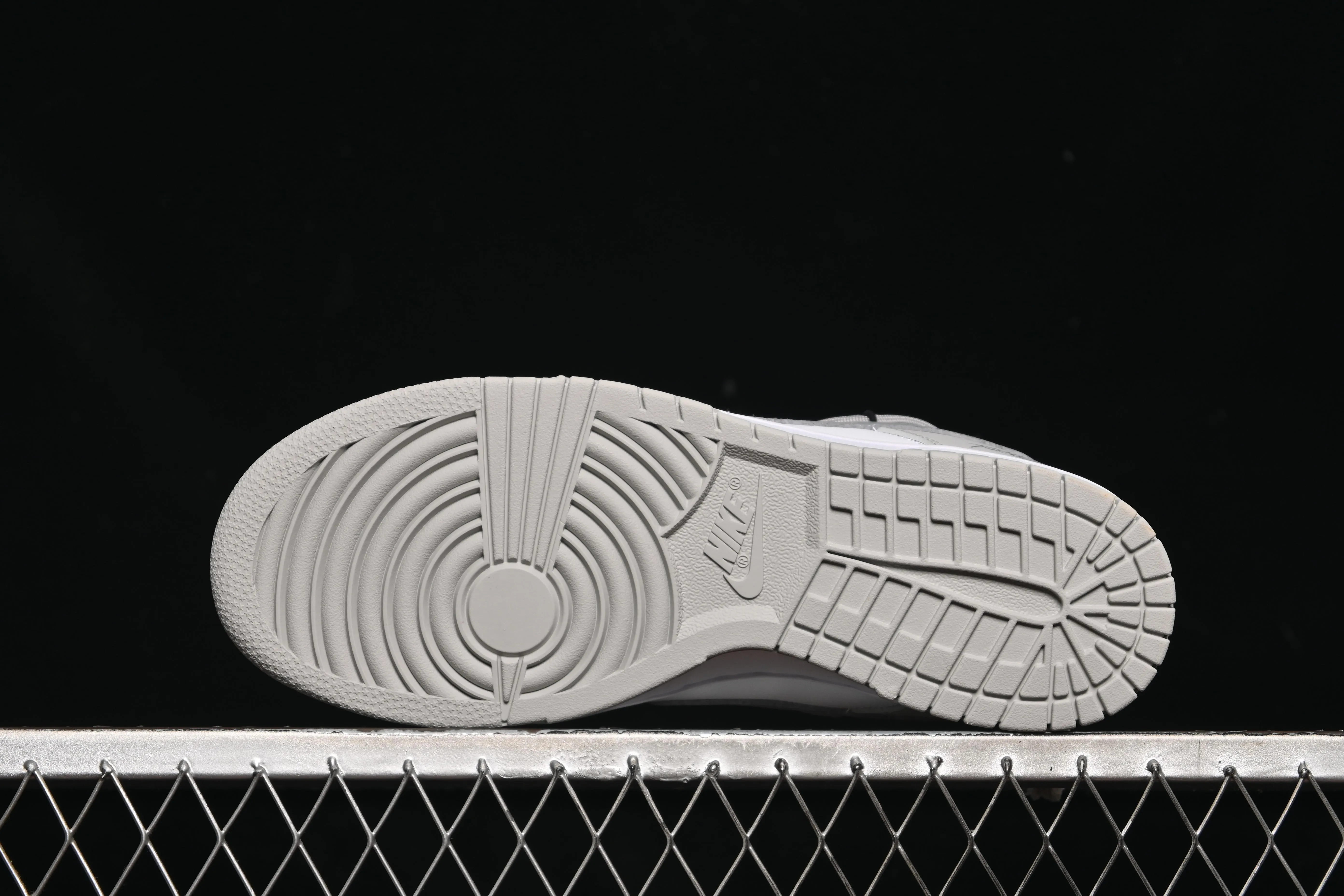 All categories Nk SB Dunk Series Nk SB Dunk Low High-end customized low-top sneakers Nike SB Dunk Low white gray strap low-top casual sneakers DD1391-103